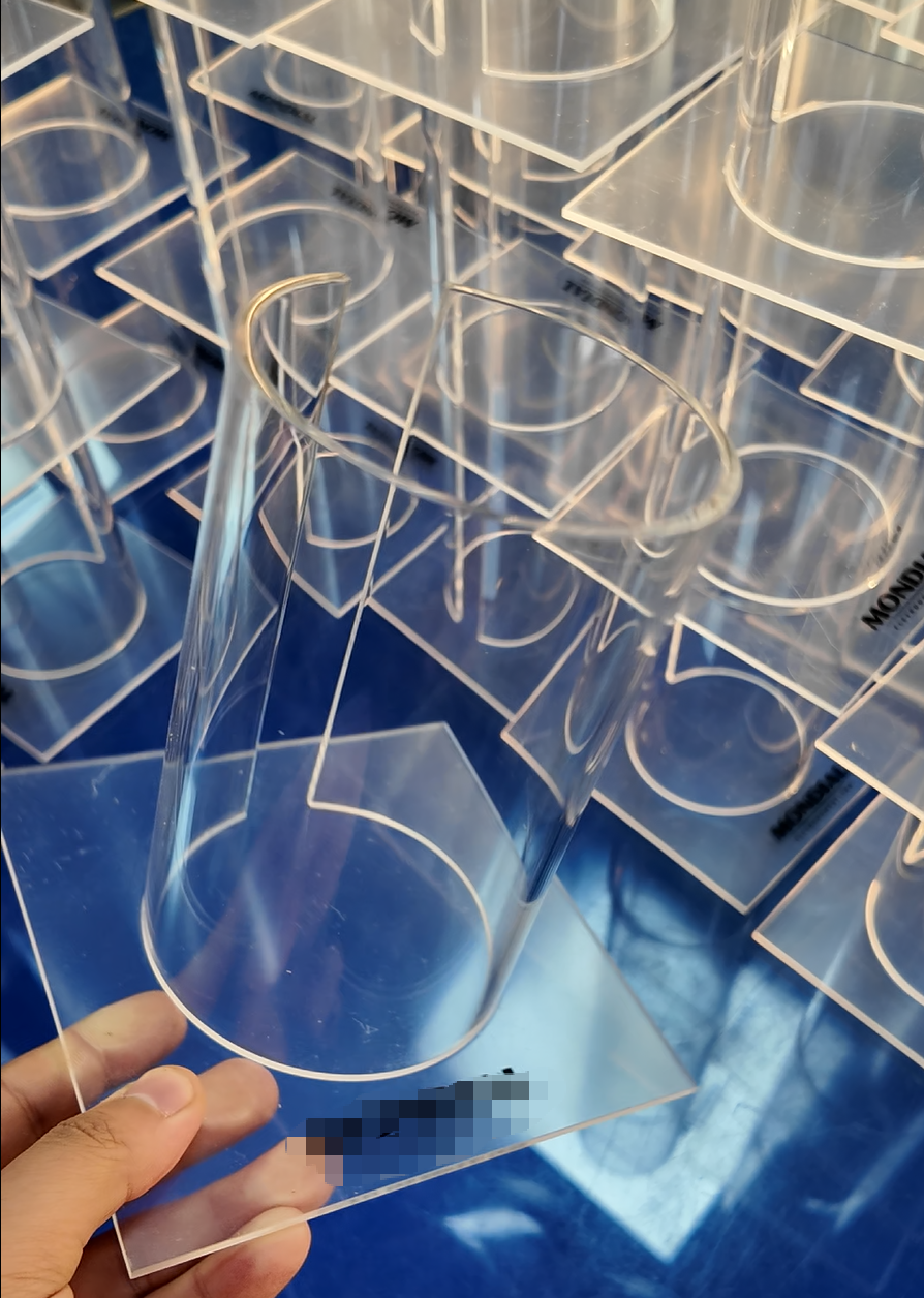 The Benefits of Custom Acrylic Displays for Retail